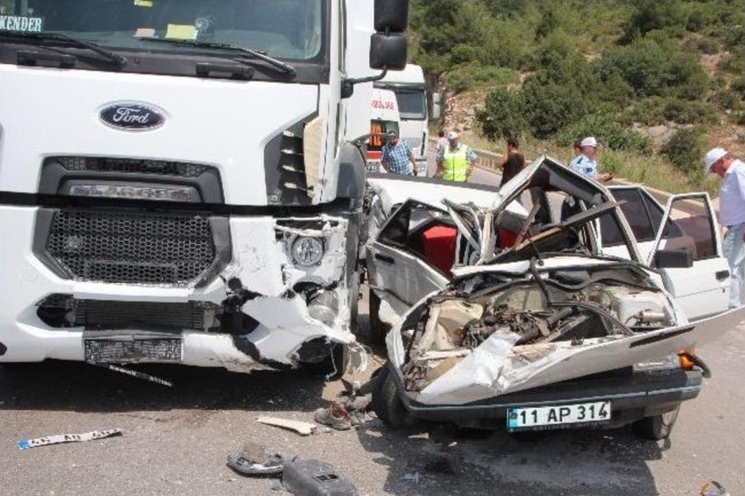 Otomobil Tır'ın Altına Girdi: 1 &Ouml;l&uuml;, 1 Ağır Yaralı