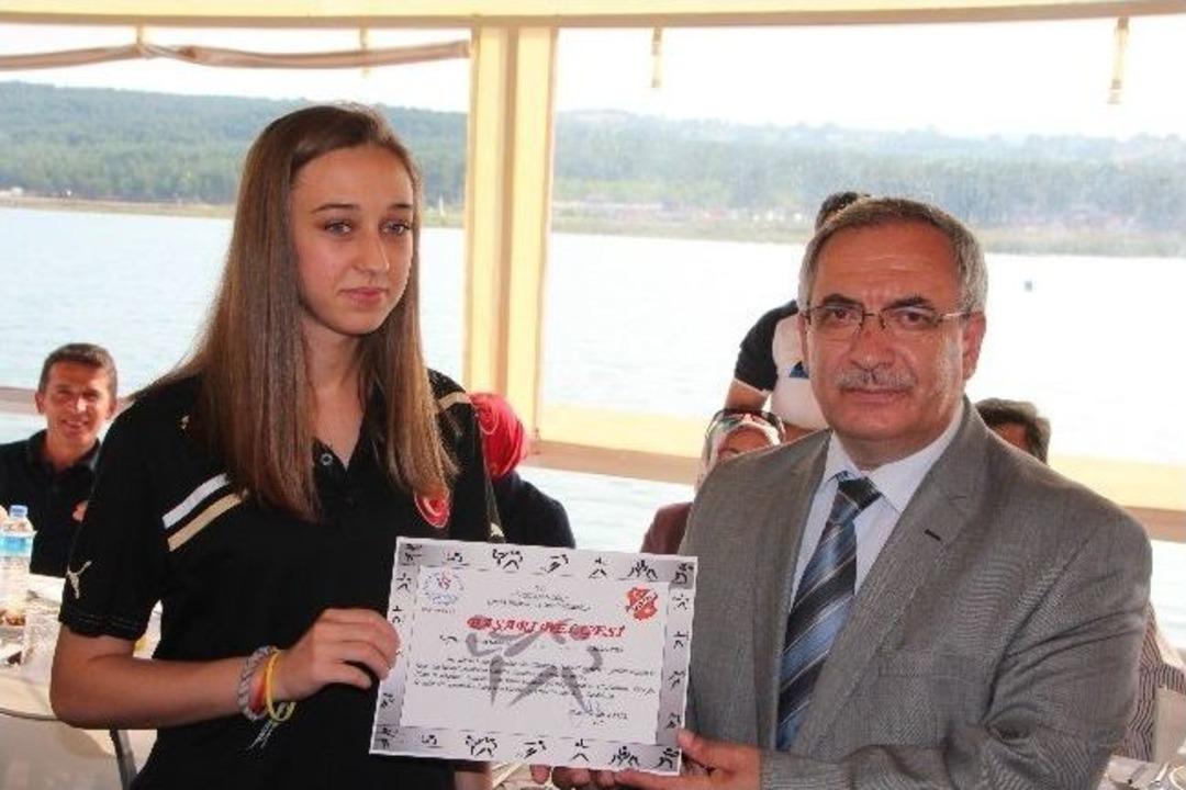 Bilecik'te Uluslararası Başarı Elde Eden Sporcular &Ouml;d&uuml;llendirildi