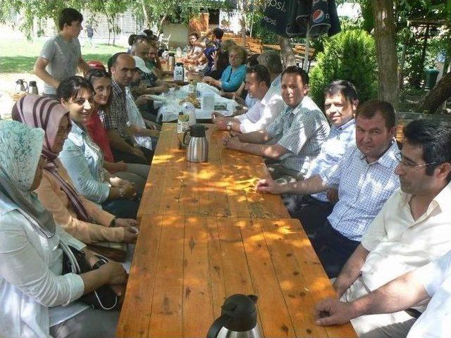 Atanan M&uuml;d&uuml;r Ve &Ouml;ğretmenler İ&ccedil;in Veda Yemeği 1