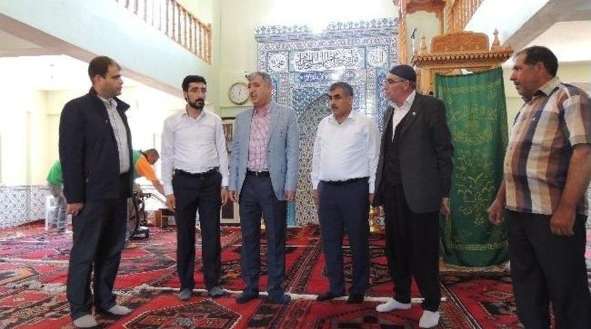 Yeşilyurt Belediyesi Cami Temizliği Yapıyor