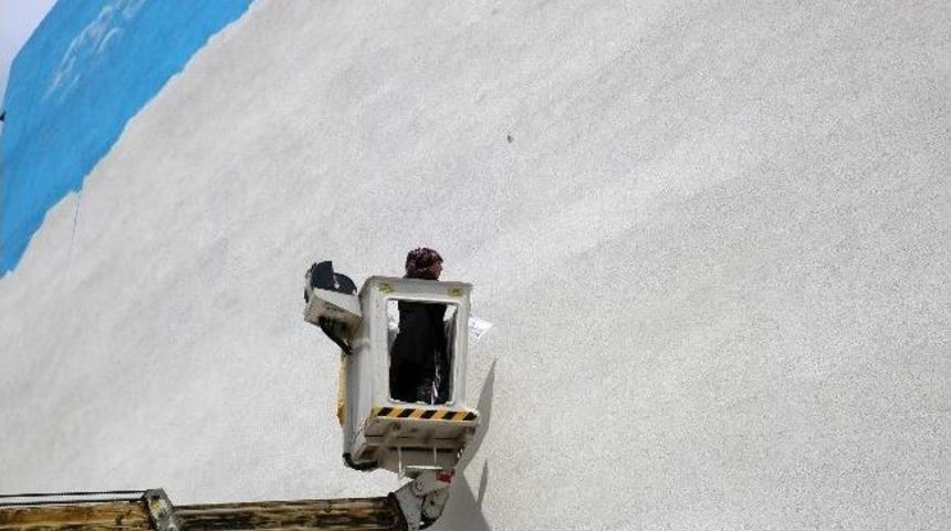 4 &Ccedil;ocuk Annesi Emine Kutluca Duvarlara Hayat Veriyor