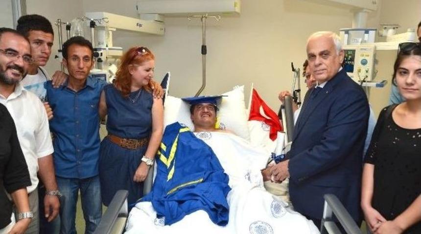 Yoğun Bakımda Diploma Sevinci