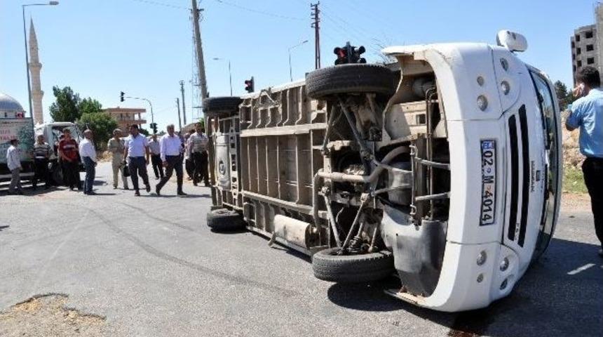 Çöp Kamyonu İle Yolcu Minibüsü Çarpıştı: 8 Yaralı