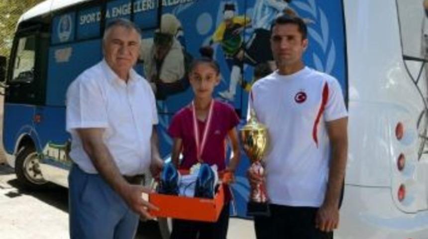 Şampiyon Atletizmciye Ödül