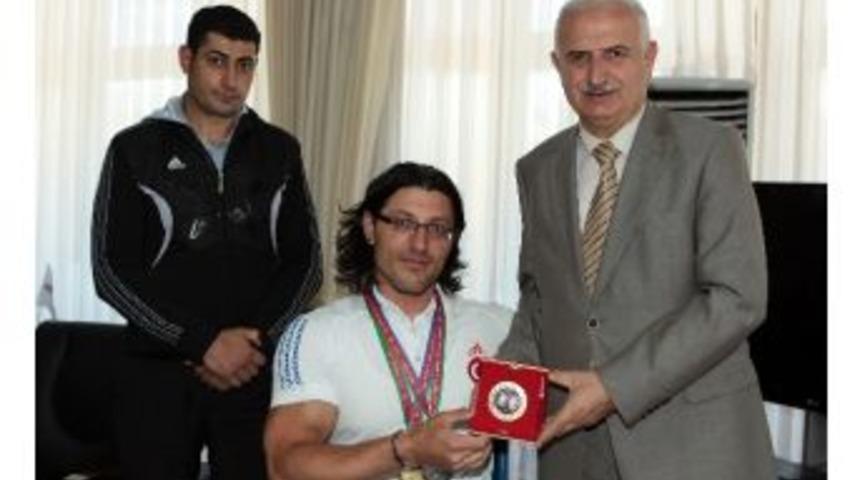 Seven&rsquo;in Bileği B&uuml;k&uuml;lm&uuml;yor