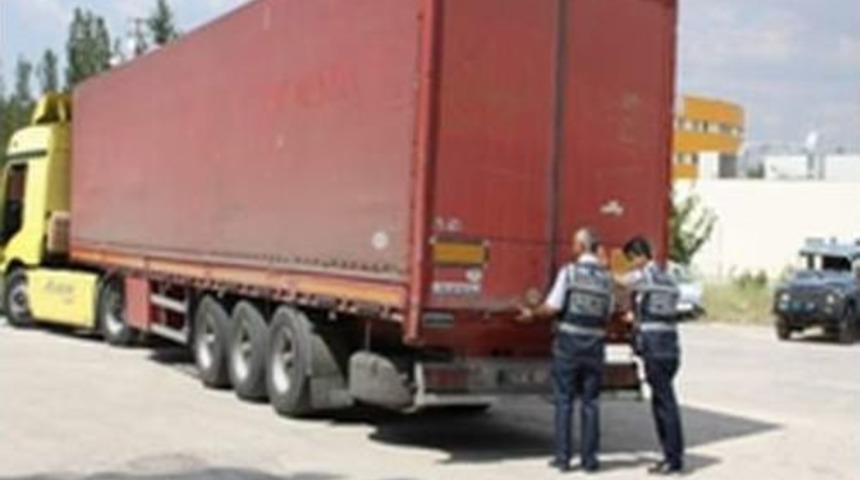 23 Bu&ccedil;uk Ton G&uuml;mr&uuml;k Ka&ccedil;ağı Badem Ele Ge&ccedil;irildi