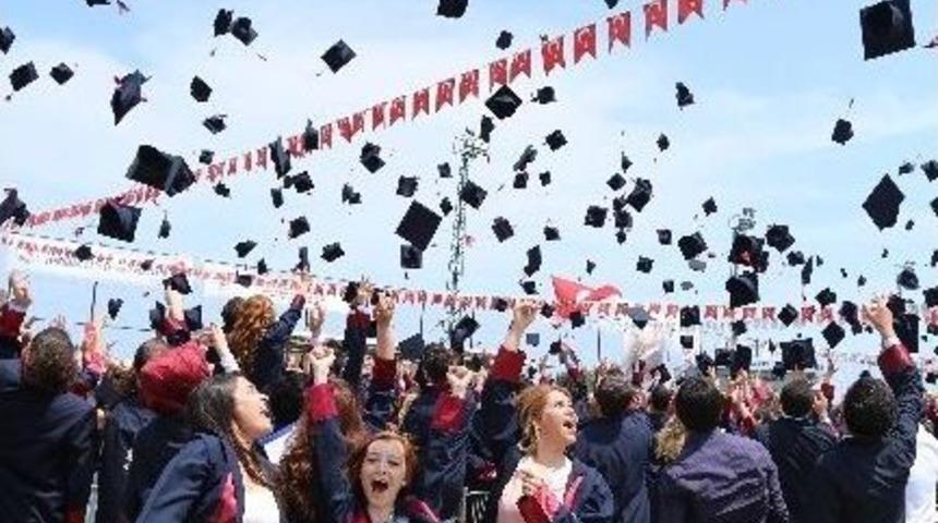 Eğitimde Mezuniyet Sevinci