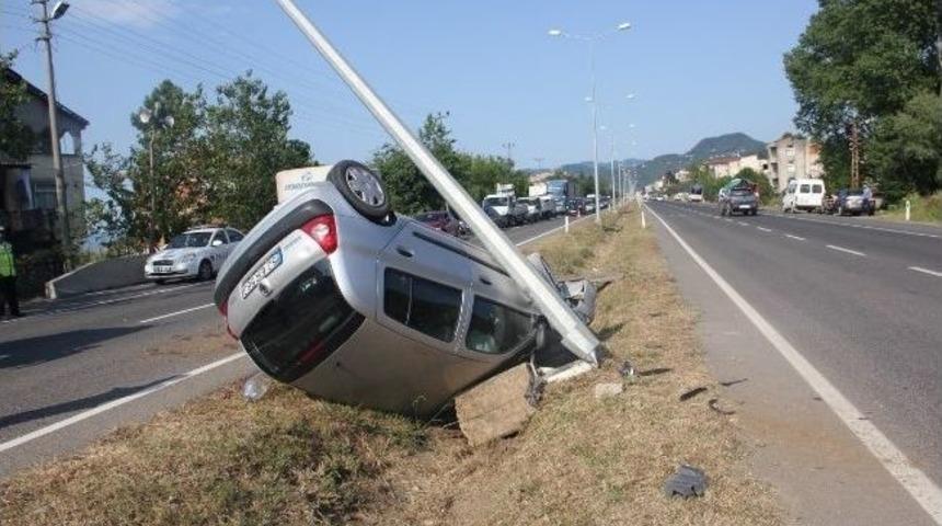 Otomobil Elektrik Direğine &Ccedil;arptı: 2 Yaralı