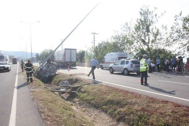 Otomobil Elektrik Direğine Çarptı: 2 Yaralı