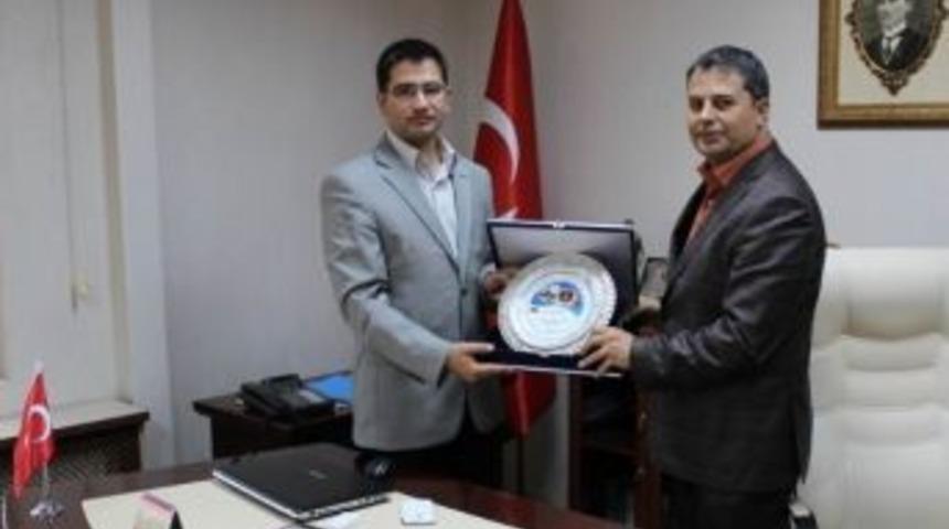 &Ouml;zalp Kaymakamı &Ccedil;i&ccedil;ek&rsquo;ten İl&ccedil;e Eski Milli Eğitim M&uuml;d&uuml;r&uuml; Dindar&rsquo;a Plaket