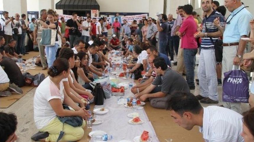 Belediye &Ccedil;alışanlarından Yer Sofrasında Eylem