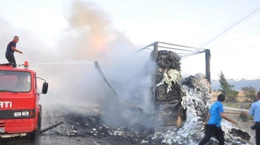 Suriyeli Sığınmacılara Bebek Bezi G&ouml;t&uuml;ren Tır Yandı