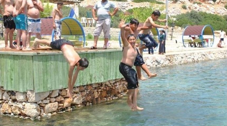 Sıcaktan Bunalan Vatandaşlar Demre Burgucu'nda Serinliyor