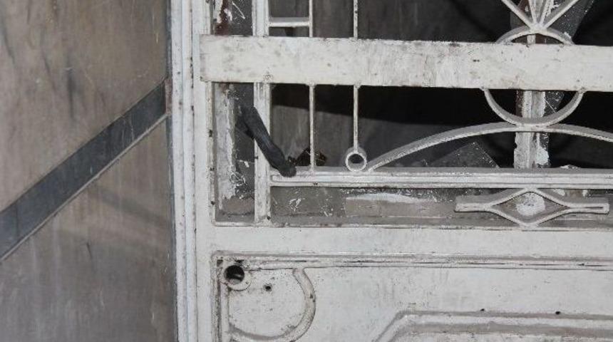 Bisiklet Kilidiyle Kilitlenen Bina Kapısını İtfaiye A&ccedil;tı