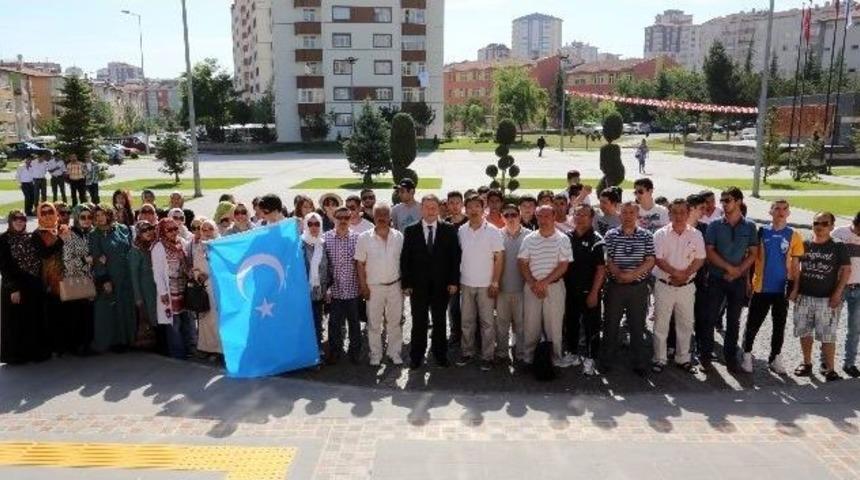 D&uuml;nya Uygur T&uuml;rkleri Talas'ta