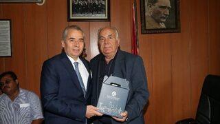 Chp’li Belediye Başkanı Ak Partili Başkan Zolan’ı Çiçeklerle Karşıladı