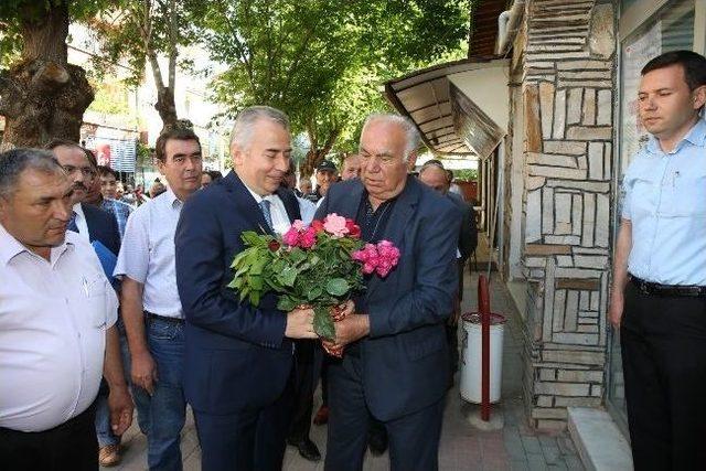 Chp’li Belediye Başkanı Ak Partili Başkan Zolan’ı Çiçeklerle Karşıladı
