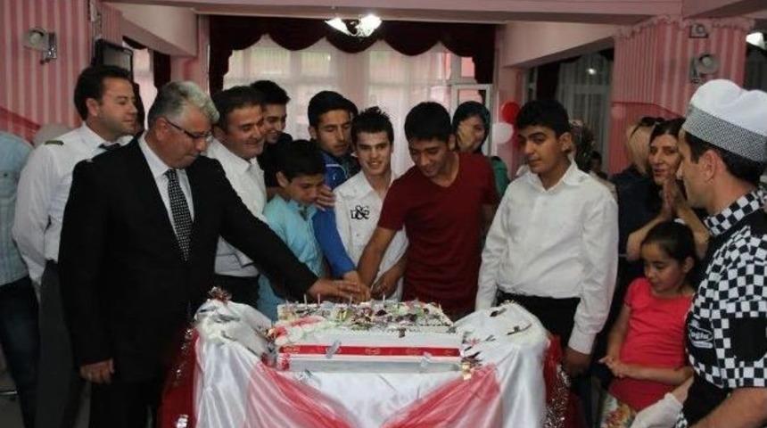 Yurt &Ccedil;ocuklarına Doğum G&uuml;n&uuml; S&uuml;rprizi
