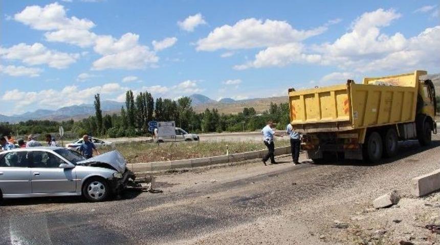Suşehri&rsquo;nde Trafik Kazası: 4 Yaralı