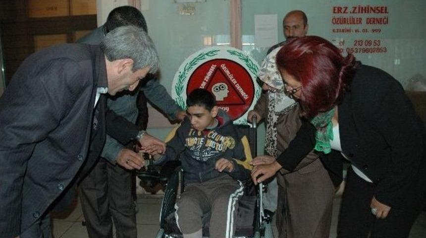 11 Yaşındaki Engelli Serkan, Ak&uuml;l&uuml; Araba İle Hayata Yeniden Tutundu