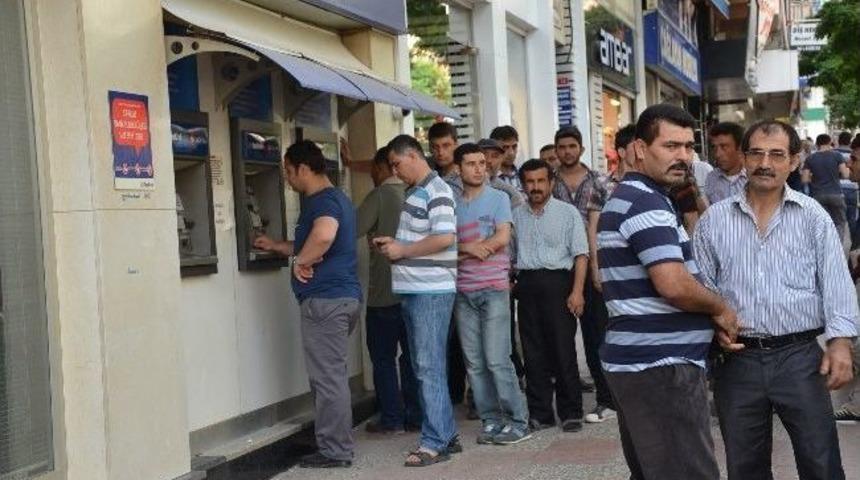 Somalı Madenciler Maaşlarını Almaya Başladı