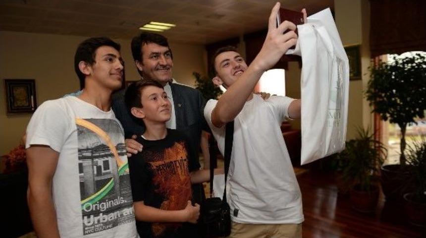 Şampiyonlardan Başkan D&uuml;ndar&rsquo;a Teşekk&uuml;r Ziyareti