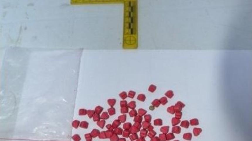 Okul &Ouml;n&uuml;nde Uyuşturucu Satan Şahıslar Yakalandı