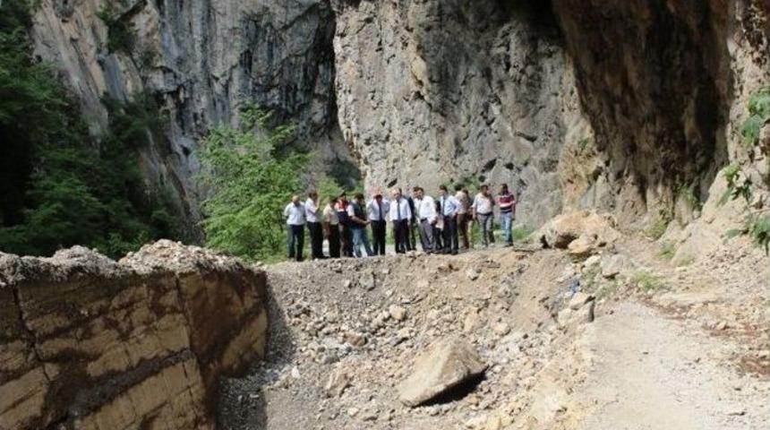 Vali, Heyelanlı Yolda İncelemelerde Bulundu