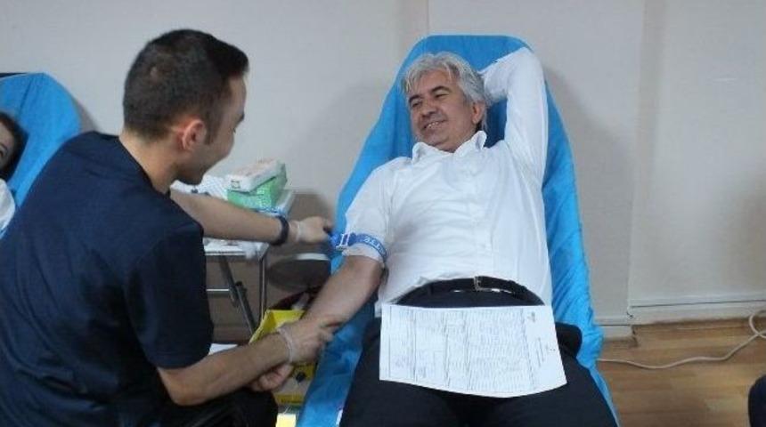 Ak Parti Akhisar Teşkilatından Kan Bağışı