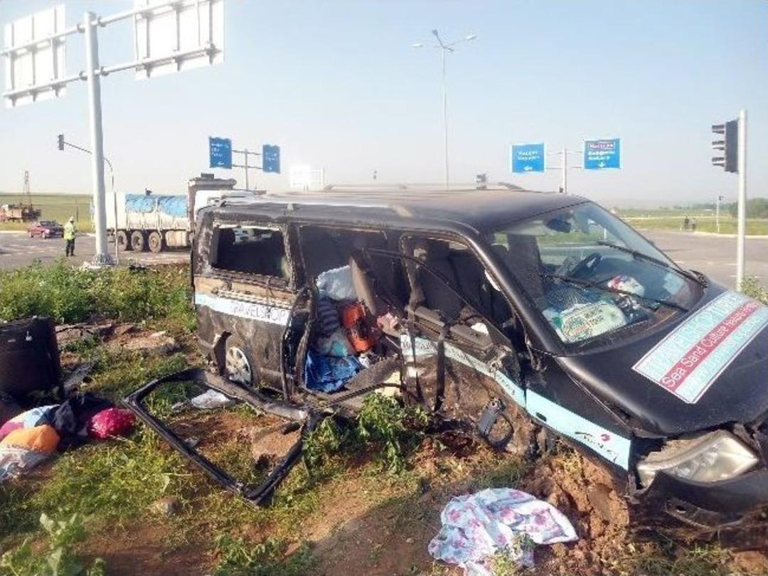 &Ccedil;orum'da Kamyonet Ve Minib&uuml;s &Ccedil;arpıştı: 2 &Ouml;l&uuml;, 13 Yaralı