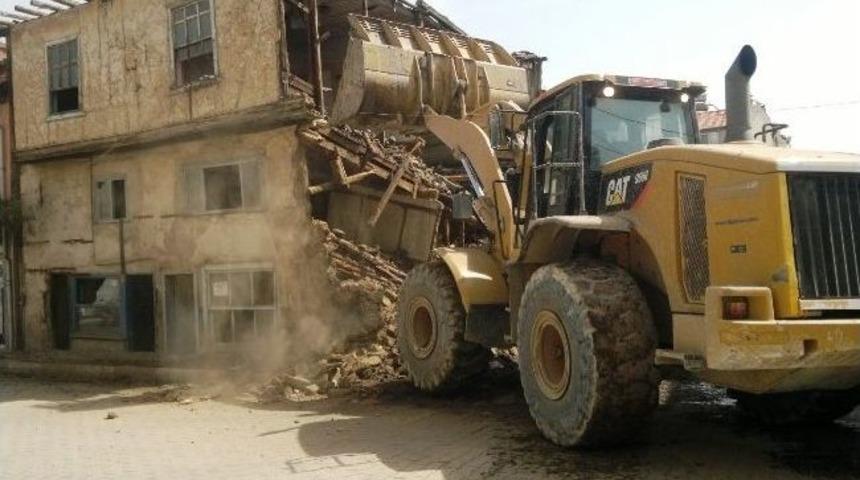 Metruk Binalar Yıkılıyor