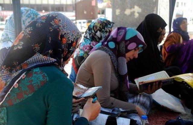 &Ccedil;ocukları Dağa Ka&ccedil;ırılan Ailelerden Oturma Eylemi Başlatan Bdp&rsquo;lilere Tepki 2