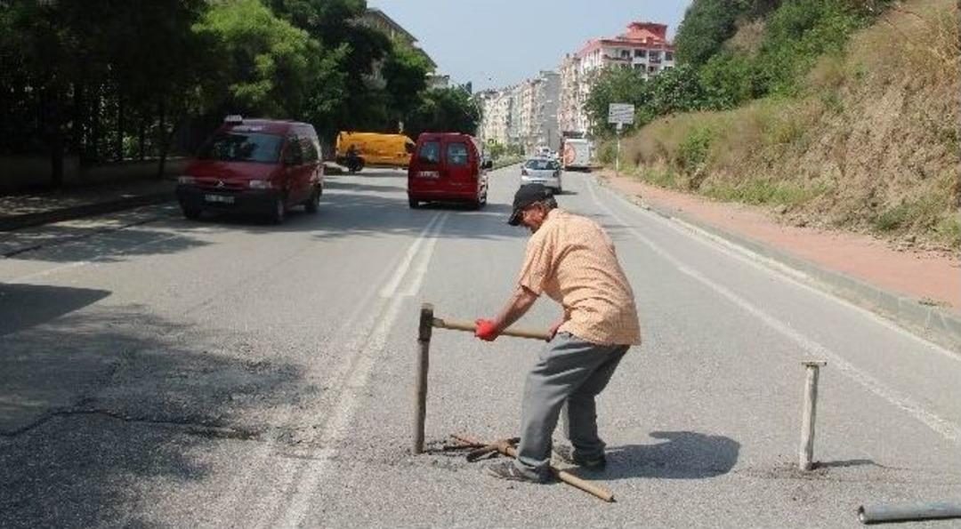 Vatandaş Yola Kazık &Ccedil;aktı