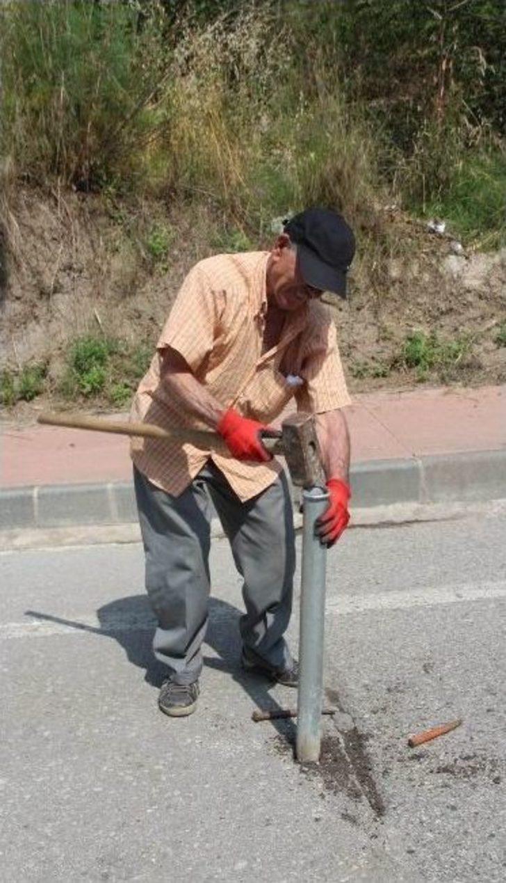 Vatandaş Yola Kazık Çaktı G2