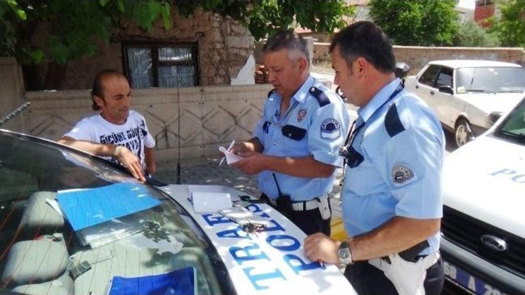 (&ouml;zel Haber) Kırmızı Işıkta Ge&ccedil;en S&uuml;r&uuml;c&uuml; Ehliyetsiz &Ccedil;ıktı