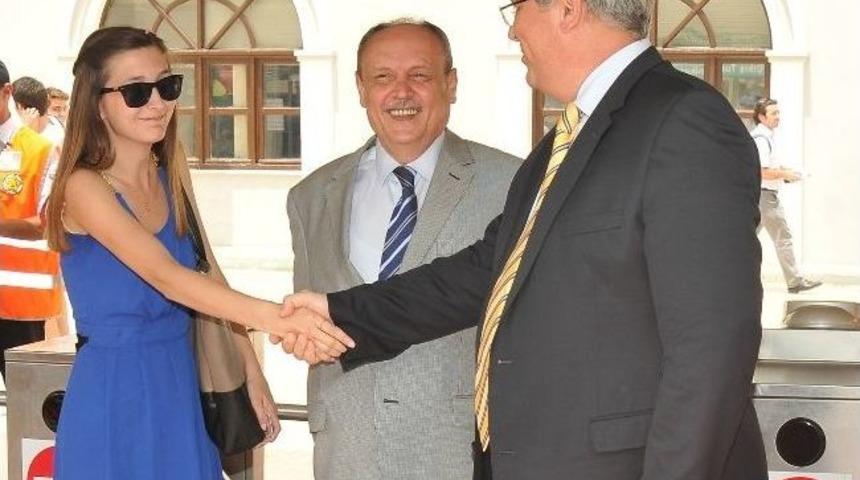 İzban&rsquo;ın 200 Milyonuncu Yolcusu Elif &Ouml;z&ccedil;i&ccedil;ek Oldu