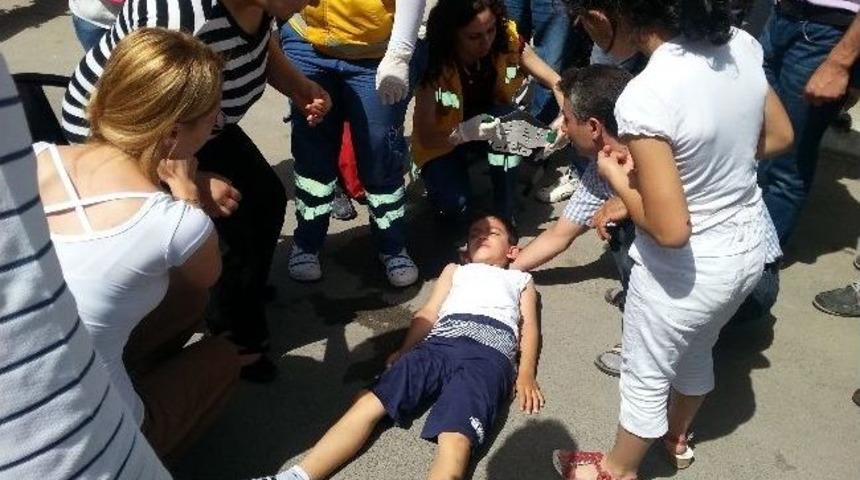 Hafif Ticari Aracın &Ccedil;arptığı &Ccedil;ocuk Yaralandı
