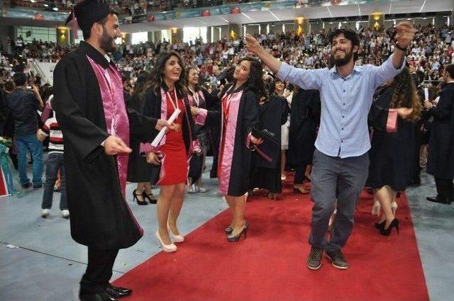 Erciyes Üniversitesi Müdendislik Fakültesinde Mezuniyet Coşkusu