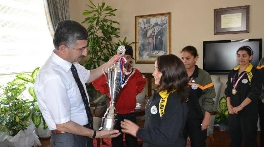Manisa&rsquo;nın Gururu Badminton Şampiyonları Vali Bektaş&rsquo;ı Ziyaret Etti