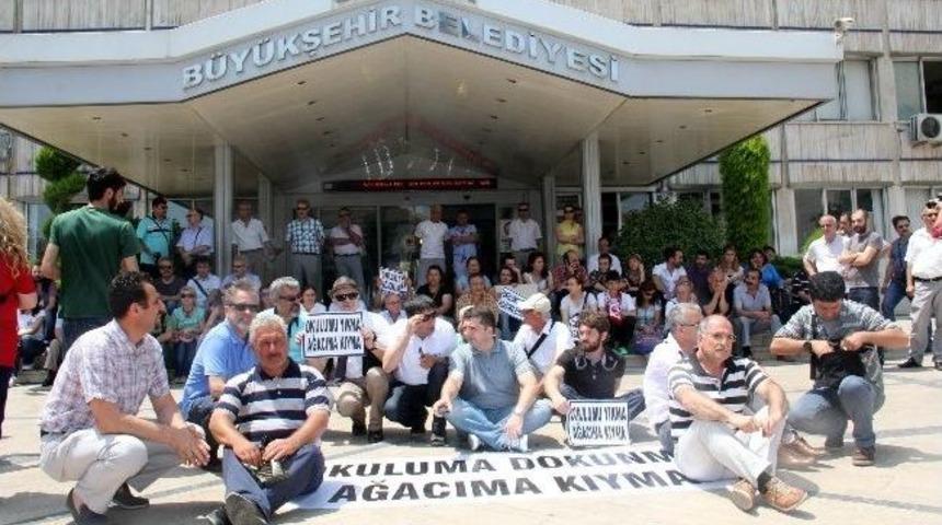 Okulun Yıkılmaması İ&ccedil;in Belediye &Ouml;n&uuml;nde Eylem