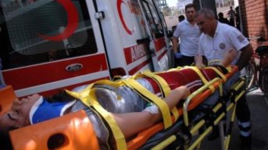 Gen&ccedil; &Ouml;ğretmen Cam Silerken 3'&uuml;nc&uuml; Kattan D&uuml;şt&uuml;