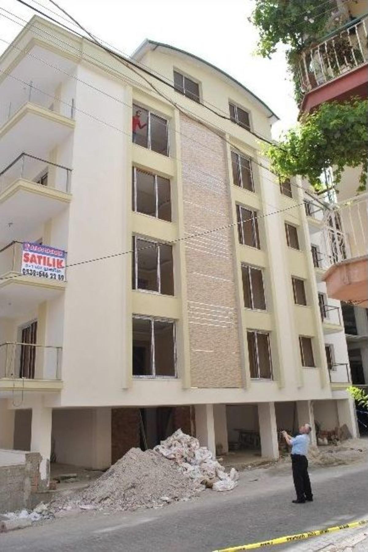 Sevdiği Kız Kendisinden Şikayet&ccedil;i Olunca İntihar Etmek İstedi