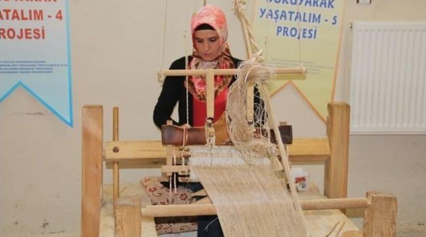 Eruh&rsquo;ta 'şal-şapik' Kumaşı Kayıt Altına Alınıyor