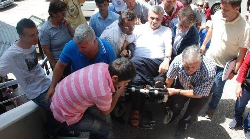 Engelliler İ&ccedil;in Geldiği Adliyeye 10 Kişinin Yardımıyla &Ccedil;ıktı