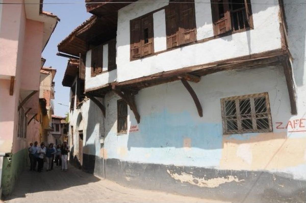 Kula&rsquo;nın Tarihi Konaklarına B&uuml;y&uuml;kşehir Eli Değecek