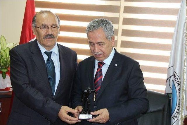 Arınç’a Fenerli Maden İşçisi Heykeli