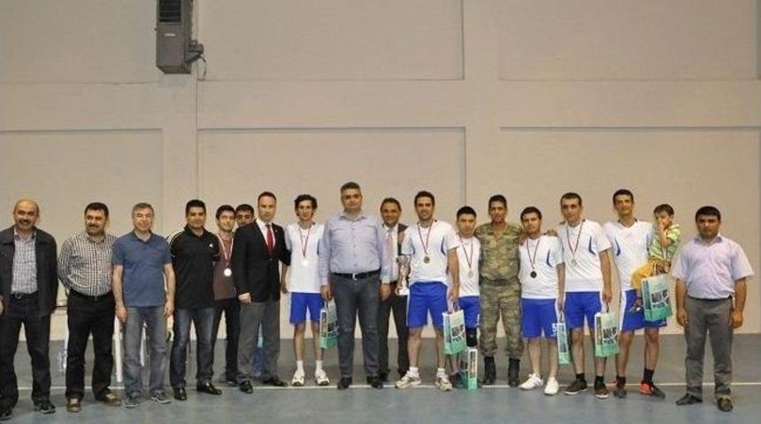 G&uuml;r&uuml;n Kaymakamlığı Voleybol Turnuvası Sona Erdi