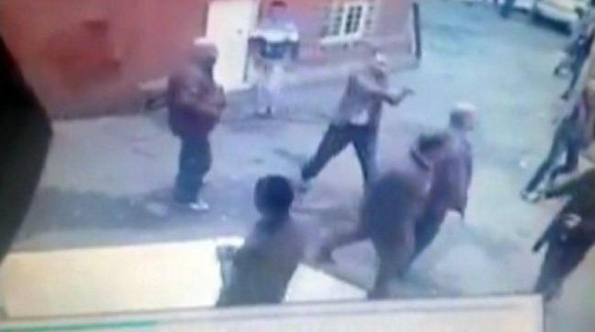 Gazetecinin Oğlunun &Ouml;ld&uuml;ğ&uuml; &Ccedil;atışma Anı Kamerada