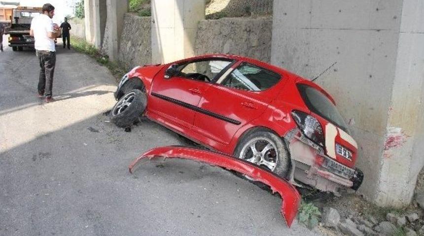 Otomobil K&ouml;pr&uuml;n&uuml;n Ayağına &Ccedil;arptı