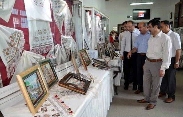 Fatih Halk Eğitim Merkezinde, Yılsonu Sergisi Açıldı